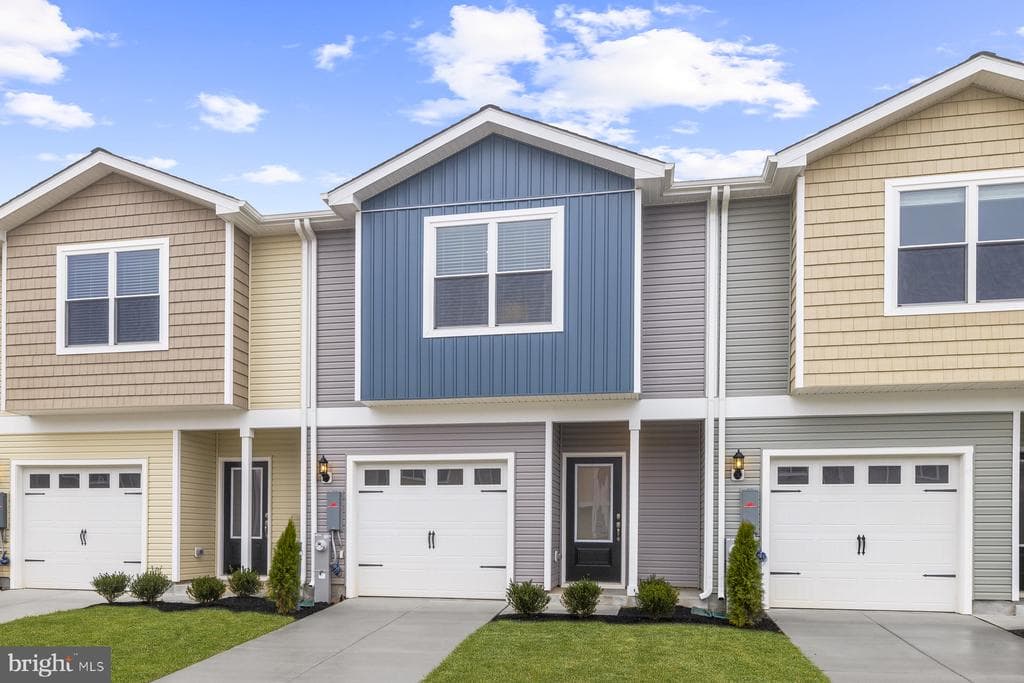 8126 BARTHOLOMEW CT,BALTIMORE,MD,21206,BALTIMORE - 310900