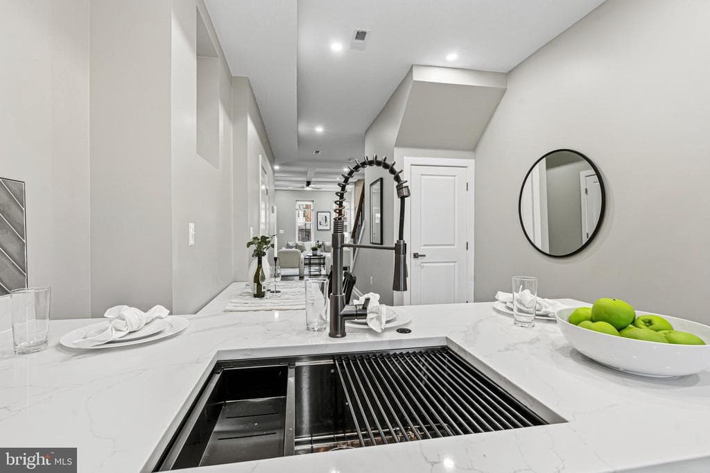 2906 Clifton Ave, Baltimore, MD 21216-2828, United States - 279900