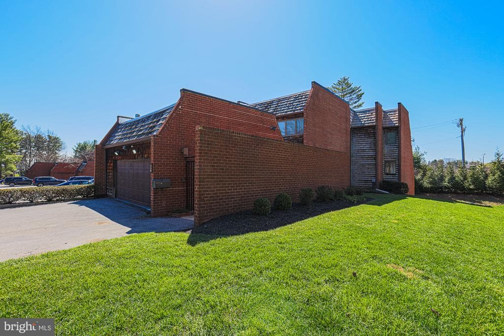 110 Old Crossing Dr, Pikesville, MD 21208-3320, United States - 599000