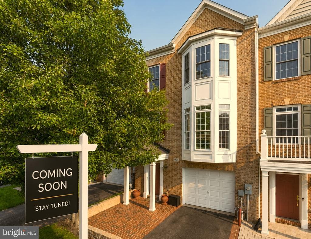8913 Lee Manor Dr, Ellicott City, MD 21043-7998, United States - 575000
