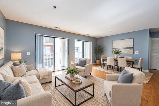 2702 Lighthouse Pt E, Baltimore, MD 21224-5059, United States