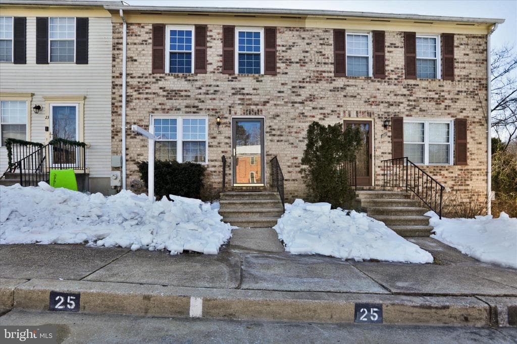 25 W End Ct, Halethorpe, MD 21227-4241, United States - 329900