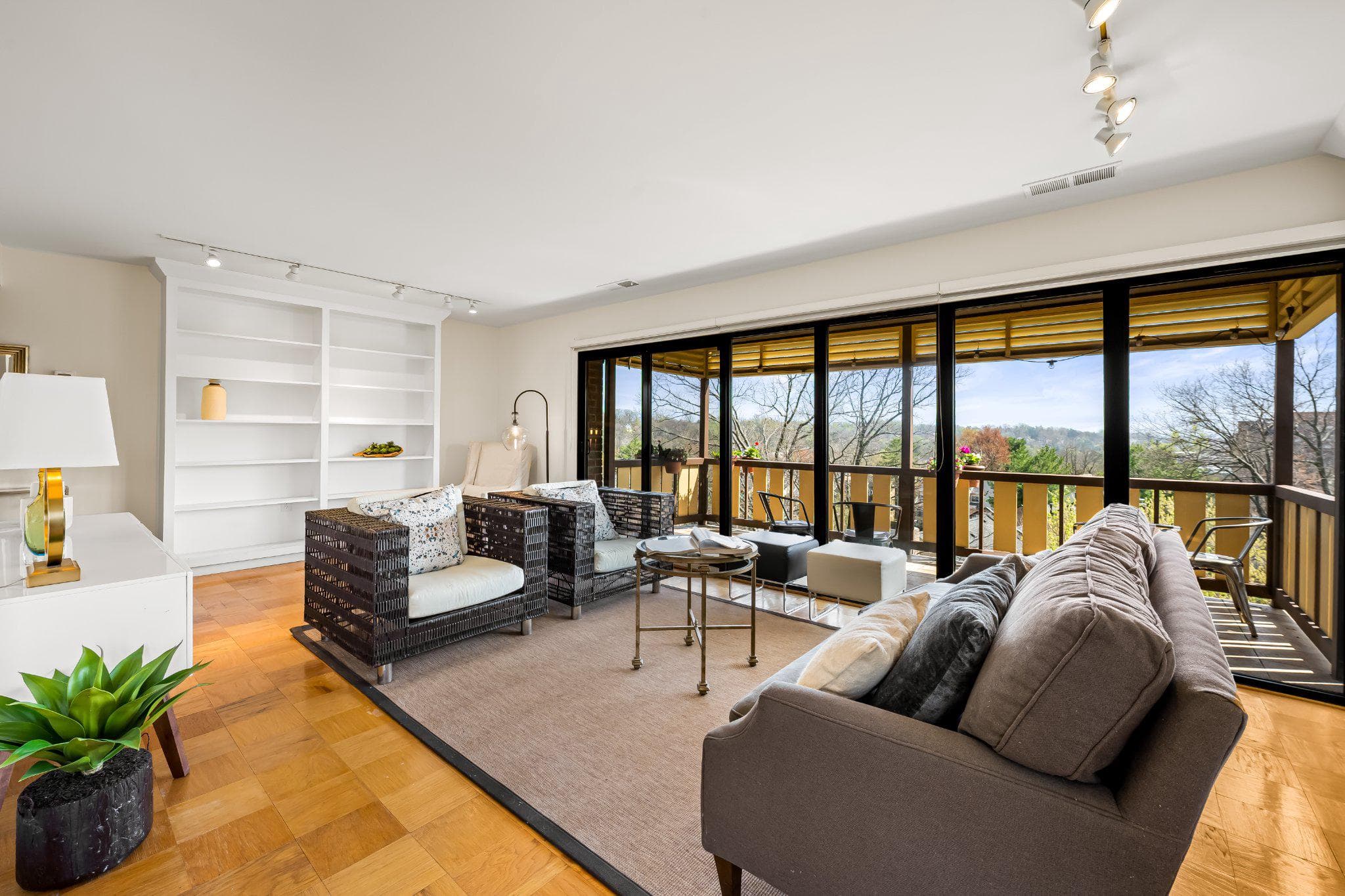 200 Cross Keys Rd, Baltimore, MD 21210-1519, United States - 348000