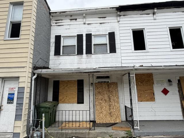 150 Irving St, Baltimore, MD 21229-3605, United States - 9400